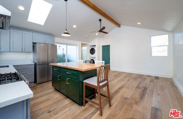 6461 Whitman Avenue, Lake Balboa, CA 91406