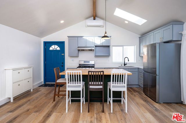 6461 Whitman Avenue, Lake Balboa, CA 91406