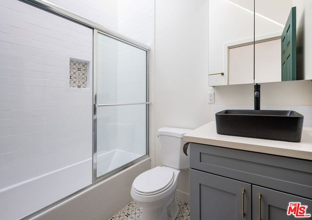 6461 Whitman Avenue, Lake Balboa, CA 91406