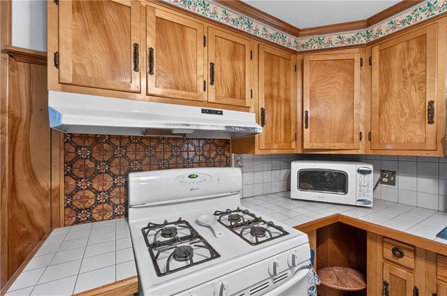 24 Crane Street, Warwick, RI 02889