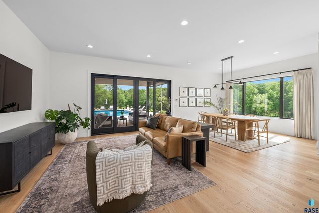 1617 S Scarlet Oak Pl Place, Sioux Falls, SD 57110