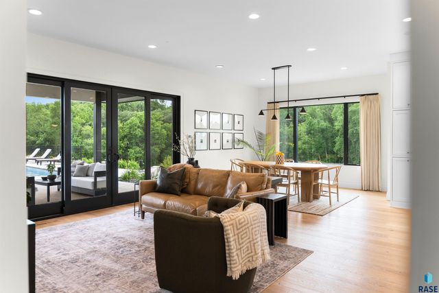 1617 S Scarlet Oak Pl Place, Sioux Falls, SD 57110