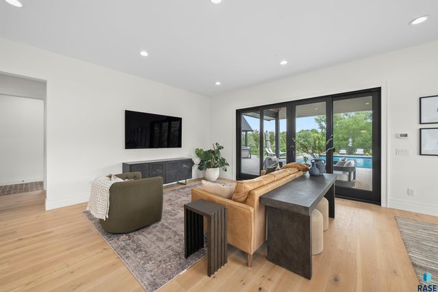 1617 S Scarlet Oak Pl Place, Sioux Falls, SD 57110