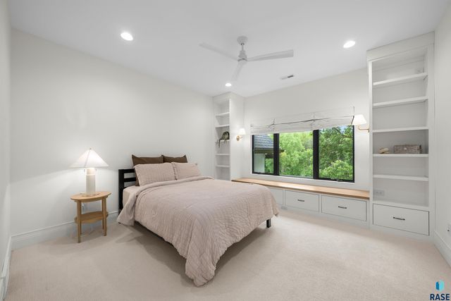 1617 S Scarlet Oak Pl Place, Sioux Falls, SD 57110