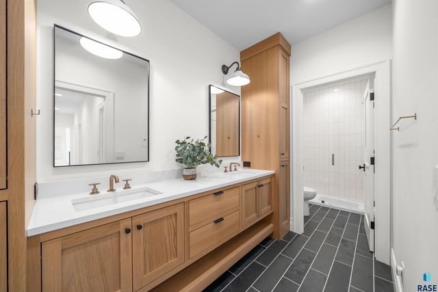 1617 S Scarlet Oak Pl Place, Sioux Falls, SD 57110