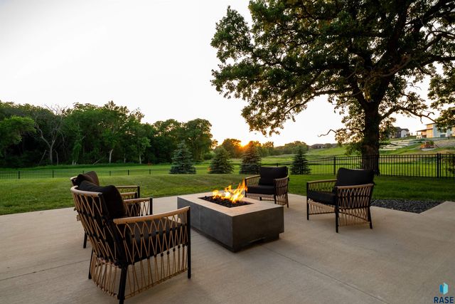 1617 S Scarlet Oak Pl Place, Sioux Falls, SD 57110