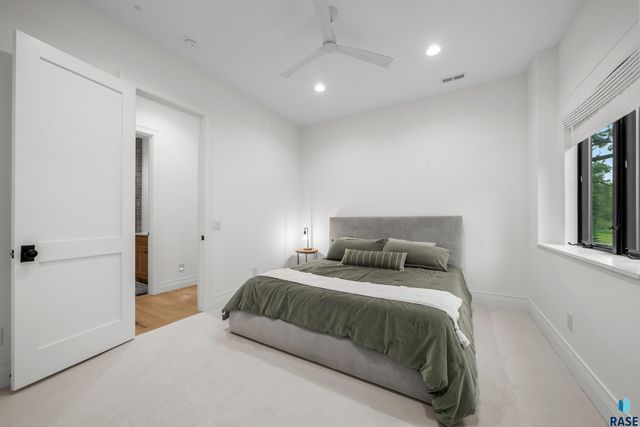 1617 S Scarlet Oak Pl Place, Sioux Falls, SD 57110