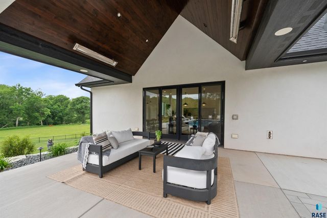 1617 S Scarlet Oak Pl Place, Sioux Falls, SD 57110