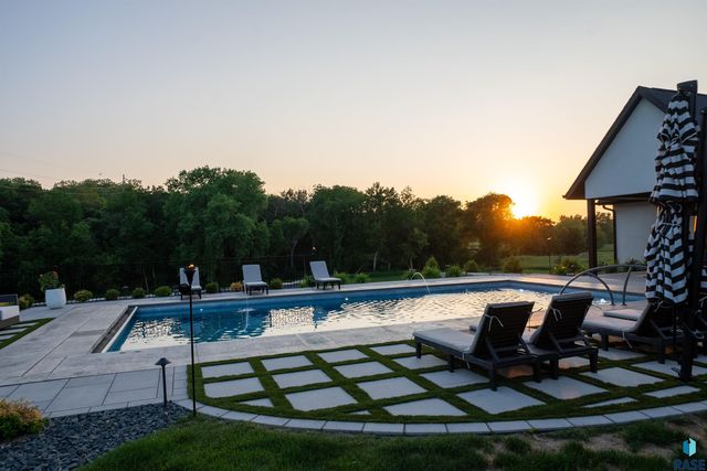 1617 S Scarlet Oak Pl Place, Sioux Falls, SD 57110