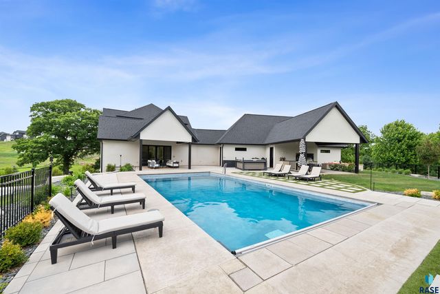 1617 S Scarlet Oak Pl Place, Sioux Falls, SD 57110