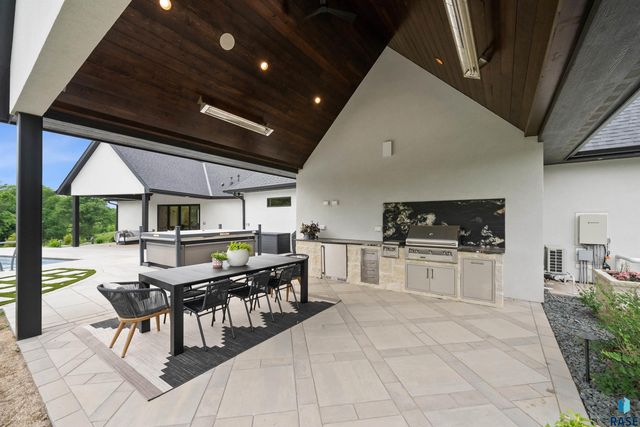 1617 S Scarlet Oak Pl Place, Sioux Falls, SD 57110