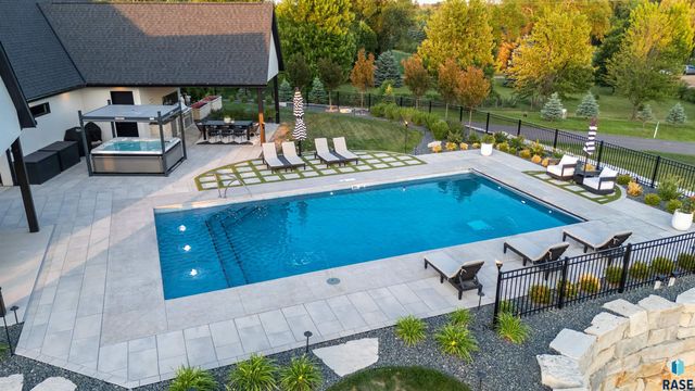 1617 S Scarlet Oak Pl Place, Sioux Falls, SD 57110