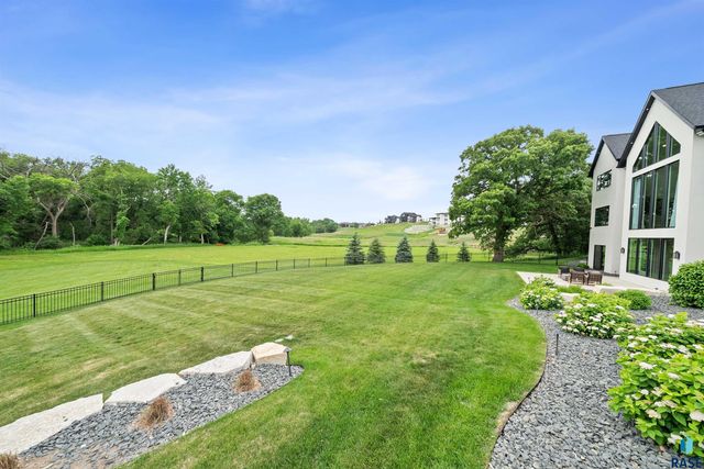 1617 S Scarlet Oak Pl Place, Sioux Falls, SD 57110