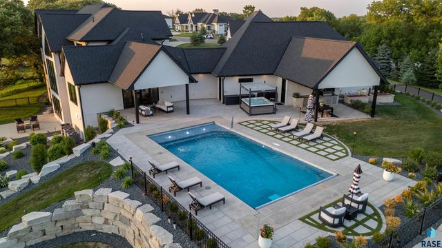 1617 S Scarlet Oak Pl Place, Sioux Falls, SD 57110