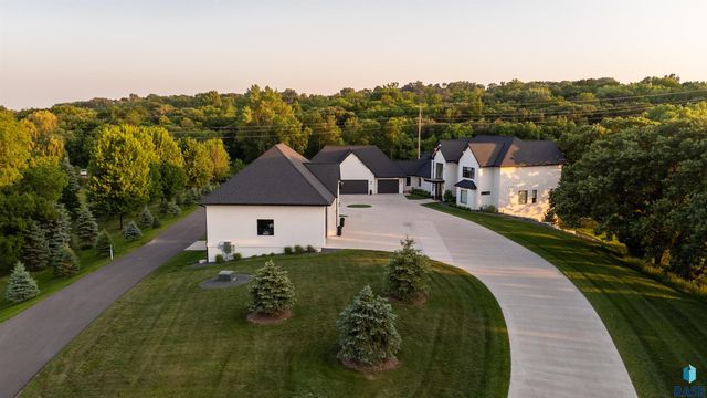 1617 S Scarlet Oak Pl Place, Sioux Falls, SD 57110