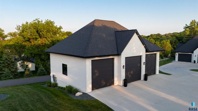 1617 S Scarlet Oak Pl Place, Sioux Falls, SD 57110