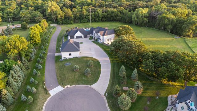 1617 S Scarlet Oak Pl Place, Sioux Falls, SD 57110