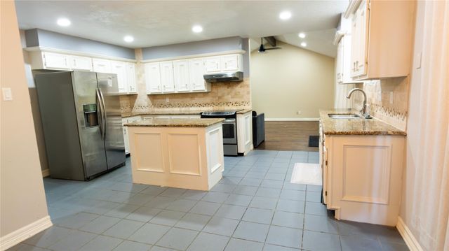 1915 Westlake Road, Houston, TX 77062