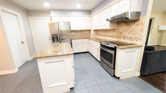 1915 Westlake Road, Houston, TX 77062
