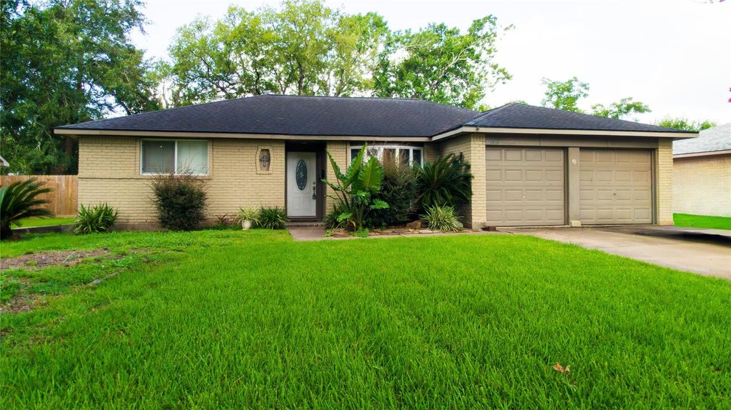 1915 Westlake Road, Houston, TX 77062
