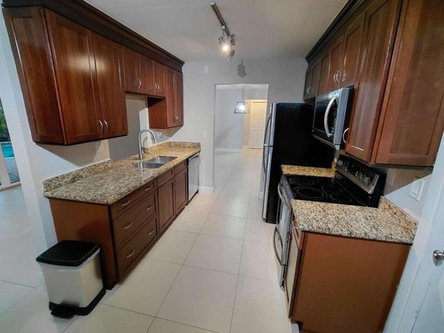 313 SE 4th Terrace, Dania Beach, FL 33004