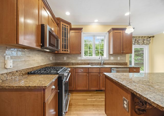 3 Trappers Path, Lakeville, MA 02347