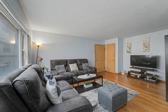 6043 N Northwest Highway 5, Chicago, IL 60631