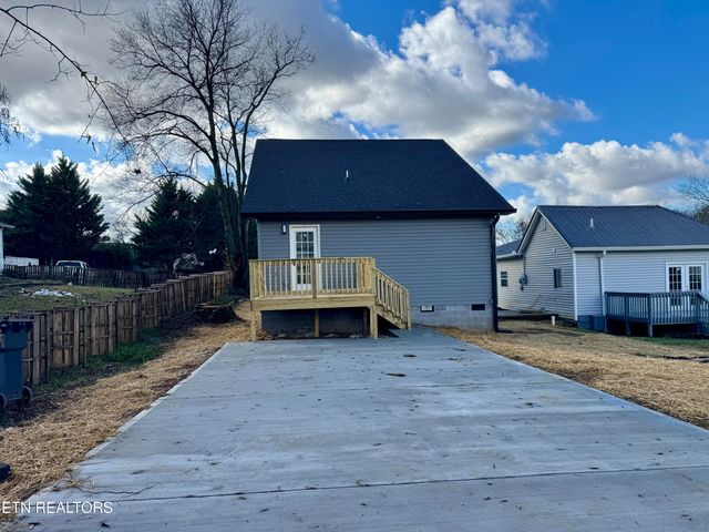 1214 NW Mercer St, Knoxville, TN 37921