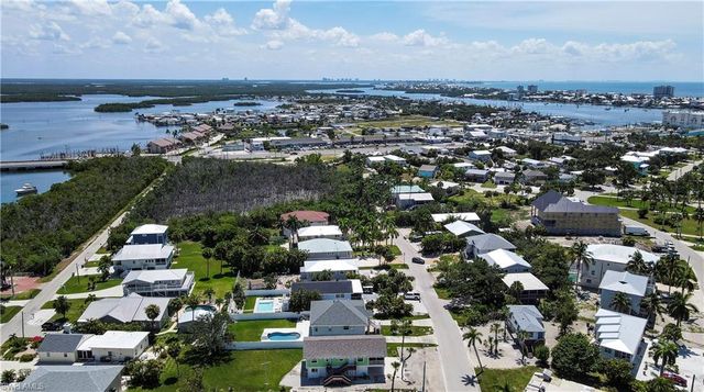 915 North ST, Fort Myers Beach, FL 33931