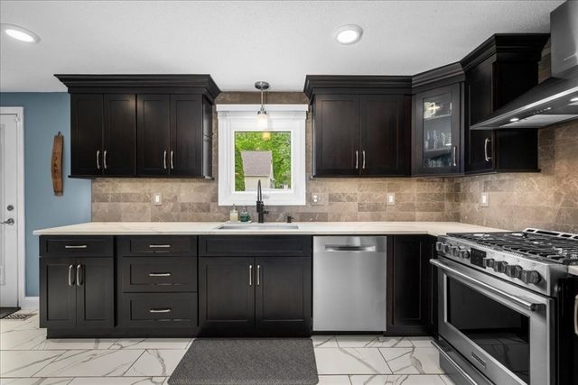 89 Weymouth St, Springfield, MA 01108