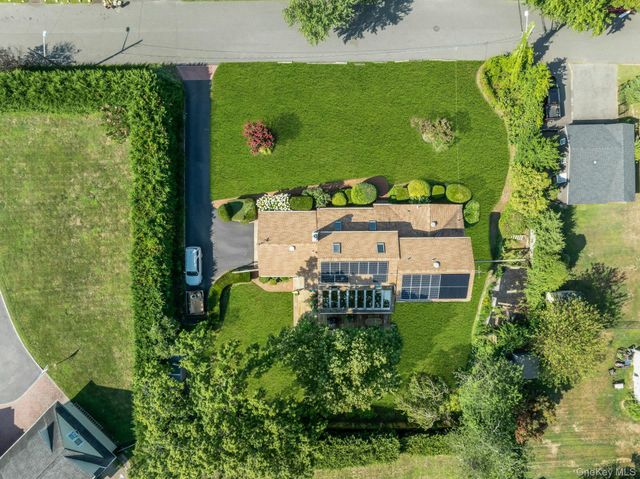 8 Adelphi Street, Islip, NY 11751
