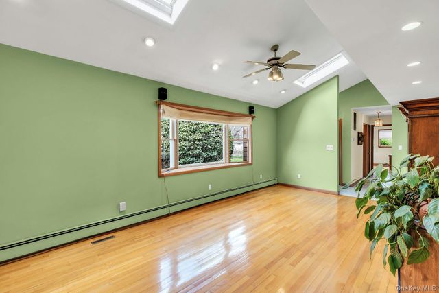 8 Adelphi Street, Islip, NY 11751