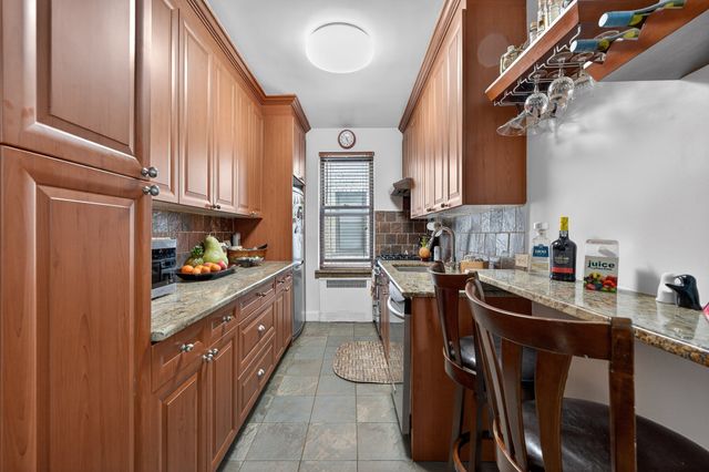 3535 75th St Apt 524, New York City, NY 11372
