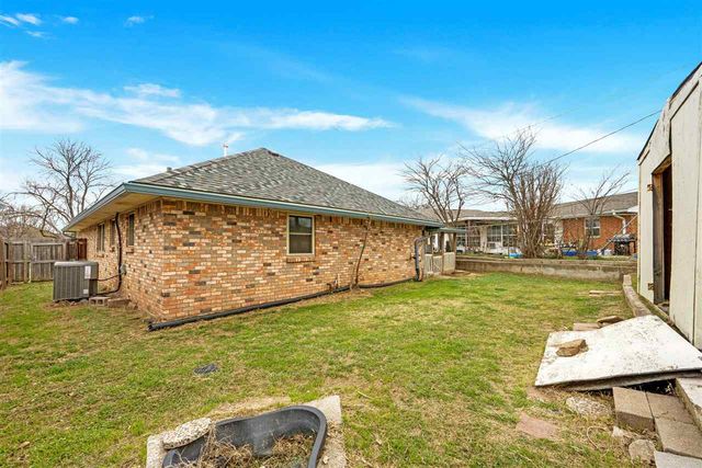 815 NW 49th St, Lawton, OK 73505