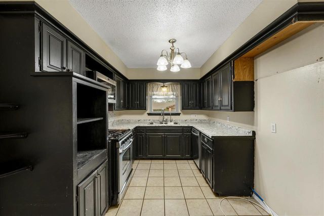 815 NW 49th St, Lawton, OK 73505