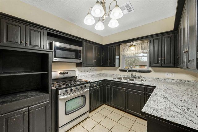 815 NW 49th St, Lawton, OK 73505