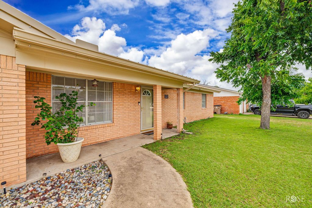 Image 2 of property listing at 2726 Erline Drive, San Angelo, TX 76901