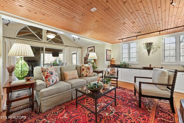 1233 Forest Brook Rd, Knoxville, TN 37919