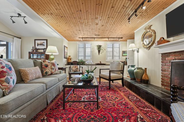 1233 Forest Brook Rd, Knoxville, TN 37919