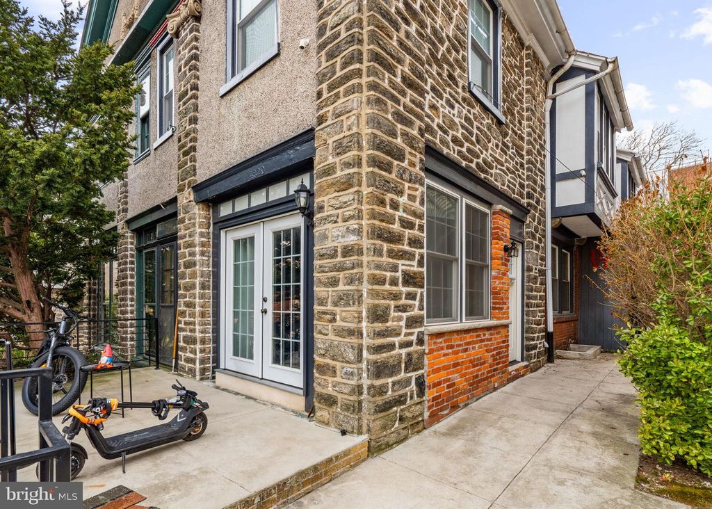4320 SPRUCE ST, Philadelphia, PA 19104