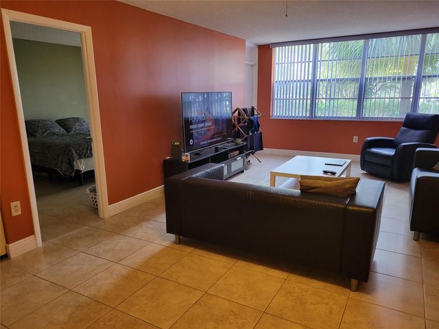 1400 Saint Charles Place 211, Pembroke Pines, FL 33026