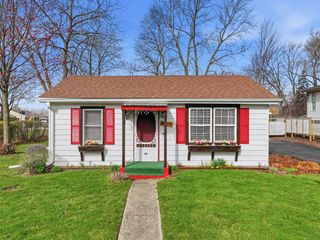 101 Oakleaf Road, Lake In The Hills, IL 60156
