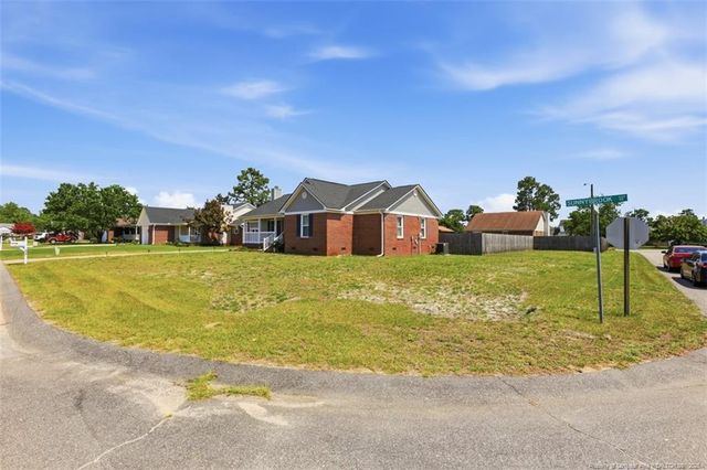 627 Sunnybrook Drive, Hope Mills, NC 28348