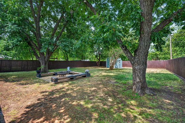 1006 Poindexter Avenue, Cleburne, TX 76033