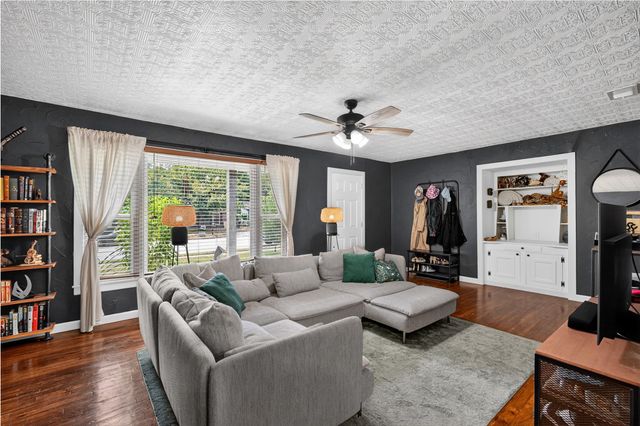1006 Poindexter Avenue, Cleburne, TX 76033