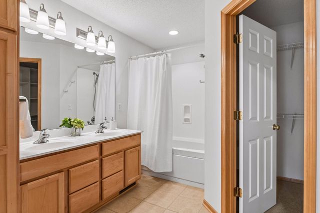 1174 Savanna Trail, Victoria, MN 55386