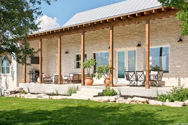 812 N PLEASANT VALLEY DR, Boerne, TX 78006