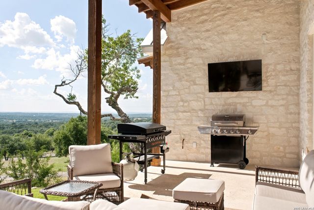 812 N PLEASANT VALLEY DR, Boerne, TX 78006