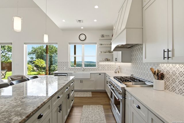 812 N PLEASANT VALLEY DR, Boerne, TX 78006