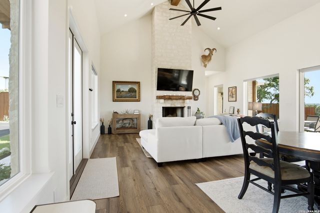 812 N PLEASANT VALLEY DR, Boerne, TX 78006